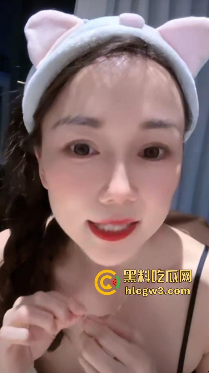 抖音美女主播露点合集 摘下项链让观众看美胸 直播间瞬间爆火-3