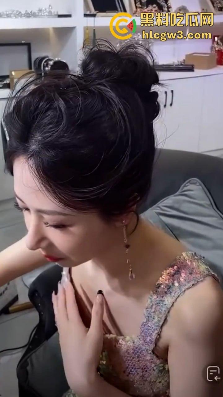 抖音美女主播露点合集 摘下项链让观众看美胸 直播间瞬间爆火-8