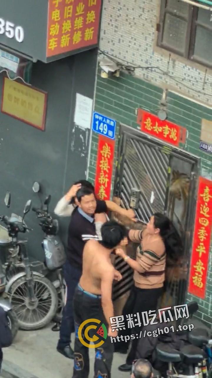 广东番禺 公公出轨儿媳 一家人街上大打出手 场面混乱  民警来了也束手无策-2