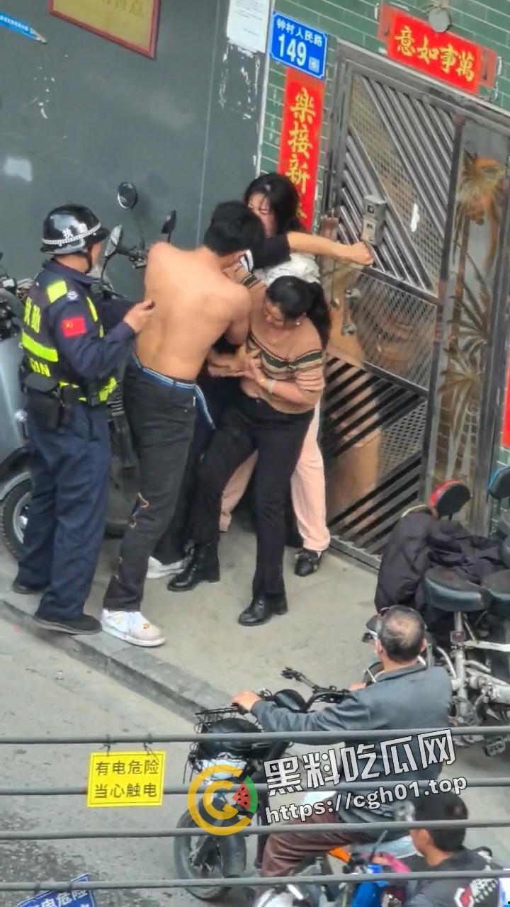 广东番禺 公公出轨儿媳 一家人街上大打出手 场面混乱  民警来了也束手无策-3