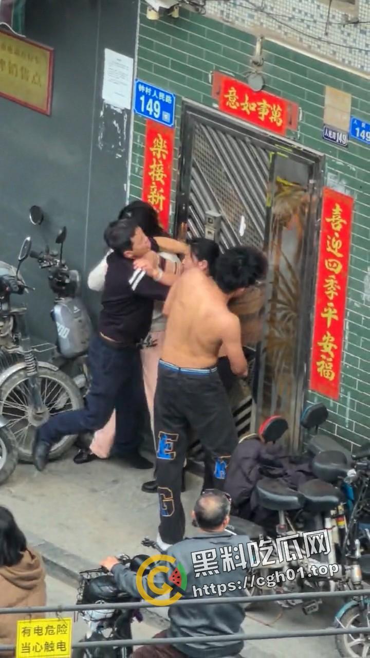 广东番禺 公公出轨儿媳 一家人街上大打出手 场面混乱  民警来了也束手无策-4