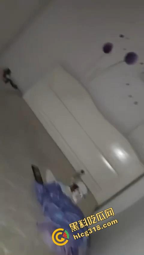 基佬约炮骗到瓜友聊天记录曝光，黑丝女装大佬脱裤惊现大吊，一夜情变基情，瓜友差点被开后门！-4