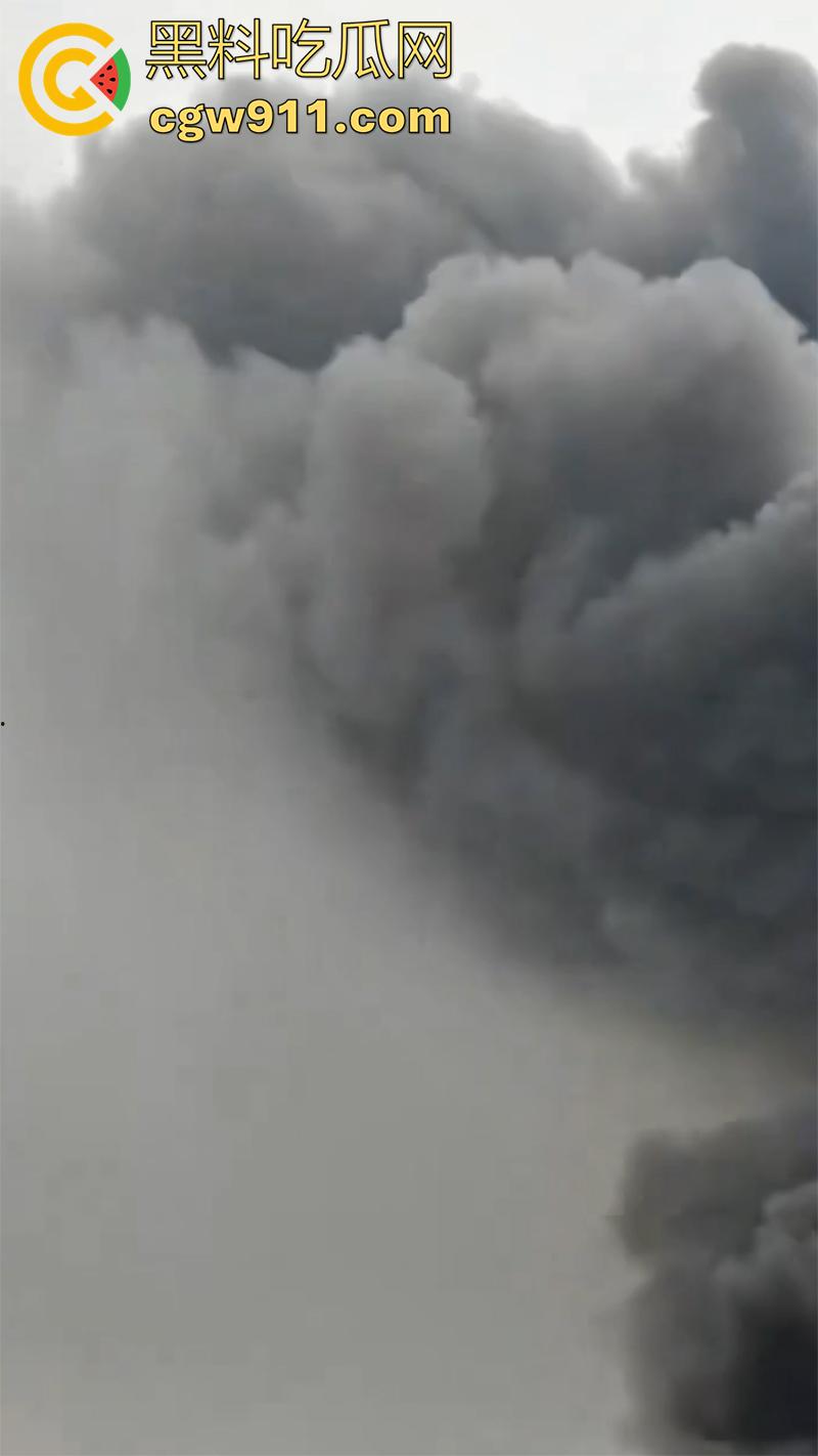 河南省洛阳市孟津区白鹤镇，宸岳化工有限公司发生火灾事故，现场浓烟冲天，目前未有人伤亡！-1