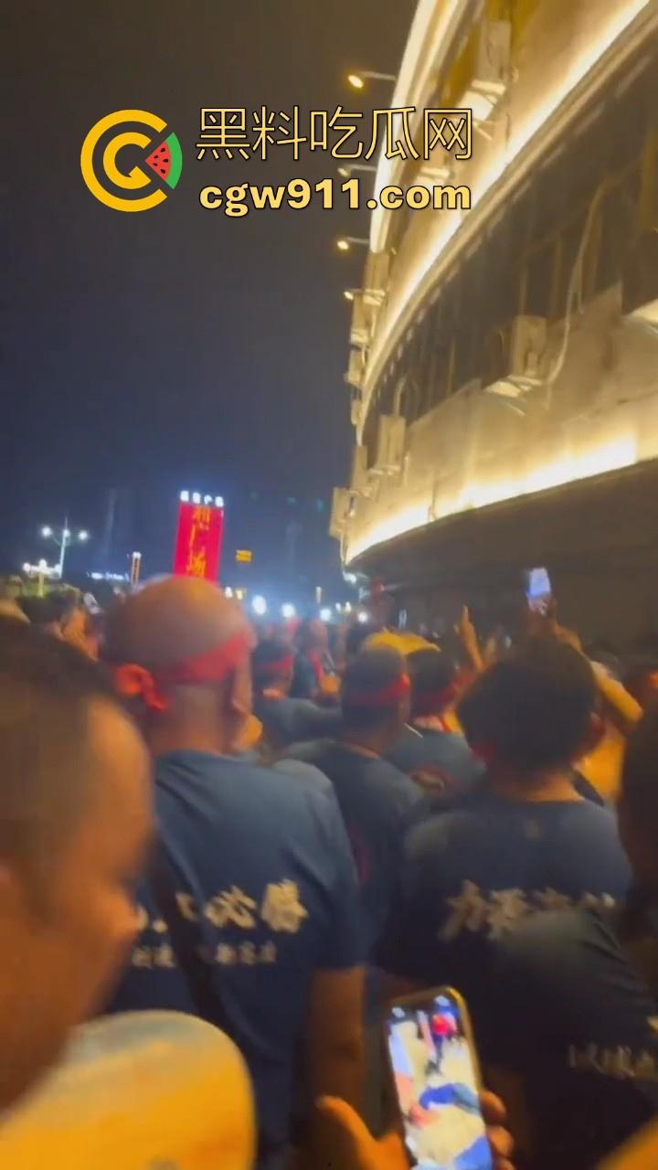 九江2:1击败新余挺进四强！新余球迷输球不甘心怒扔瓶子砸九江球迷，现场差点爆发激烈冲突！-8