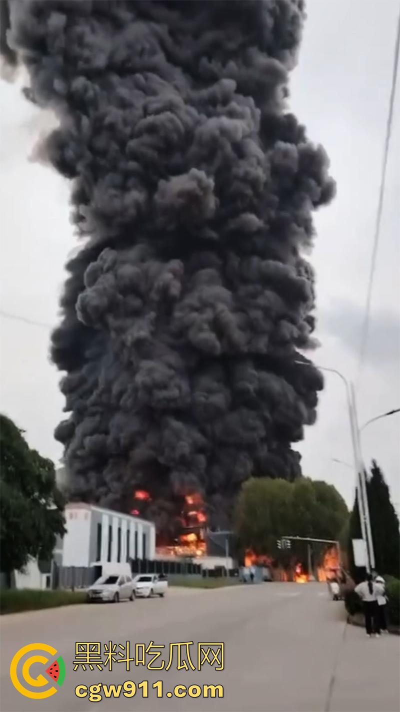 河南省洛阳市孟津区白鹤镇，宸岳化工有限公司发生火灾事故，现场浓烟冲天，目前未有人伤亡！-2