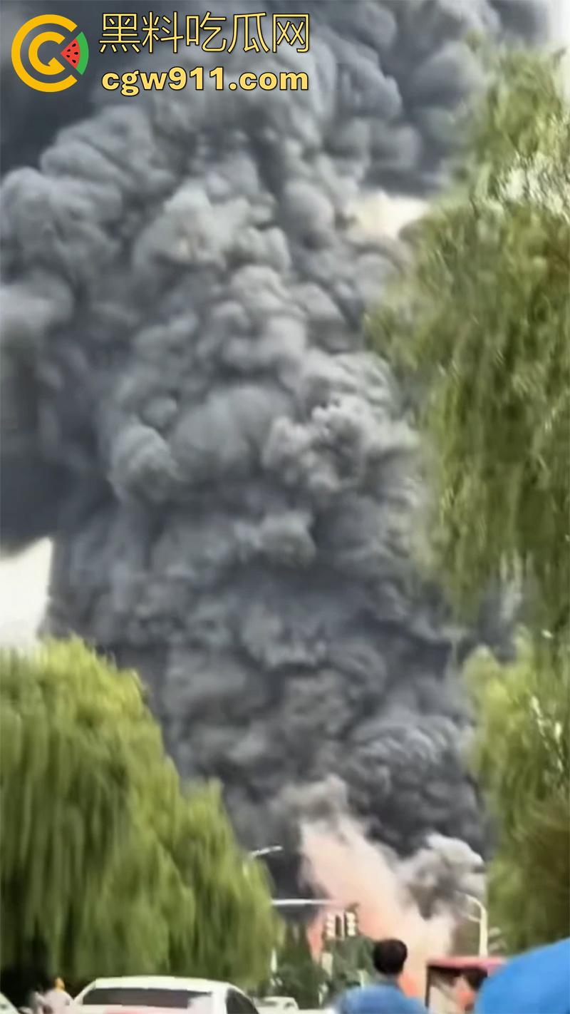 河南省洛阳市孟津区白鹤镇，宸岳化工有限公司发生火灾事故，现场浓烟冲天，目前未有人伤亡！-6