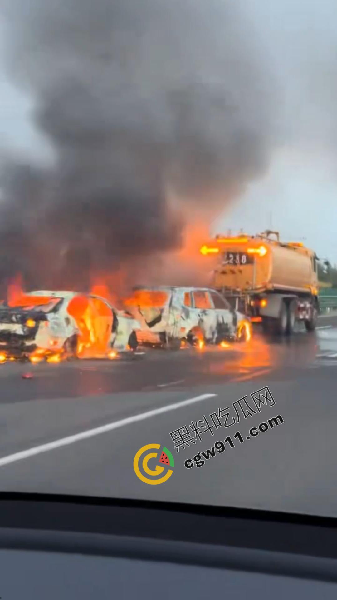 京哈G1高速车祸现场视频！两车追尾瞬间燃起烈焰，现场惨状挥之不去，令人心惊！-4