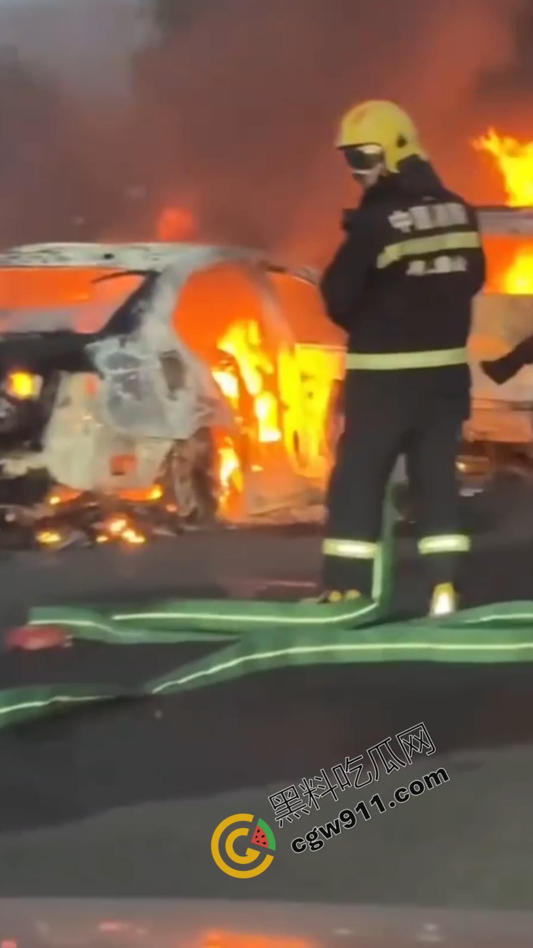 京哈G1高速车祸现场视频！两车追尾瞬间燃起烈焰，现场惨状挥之不去，令人心惊！-9