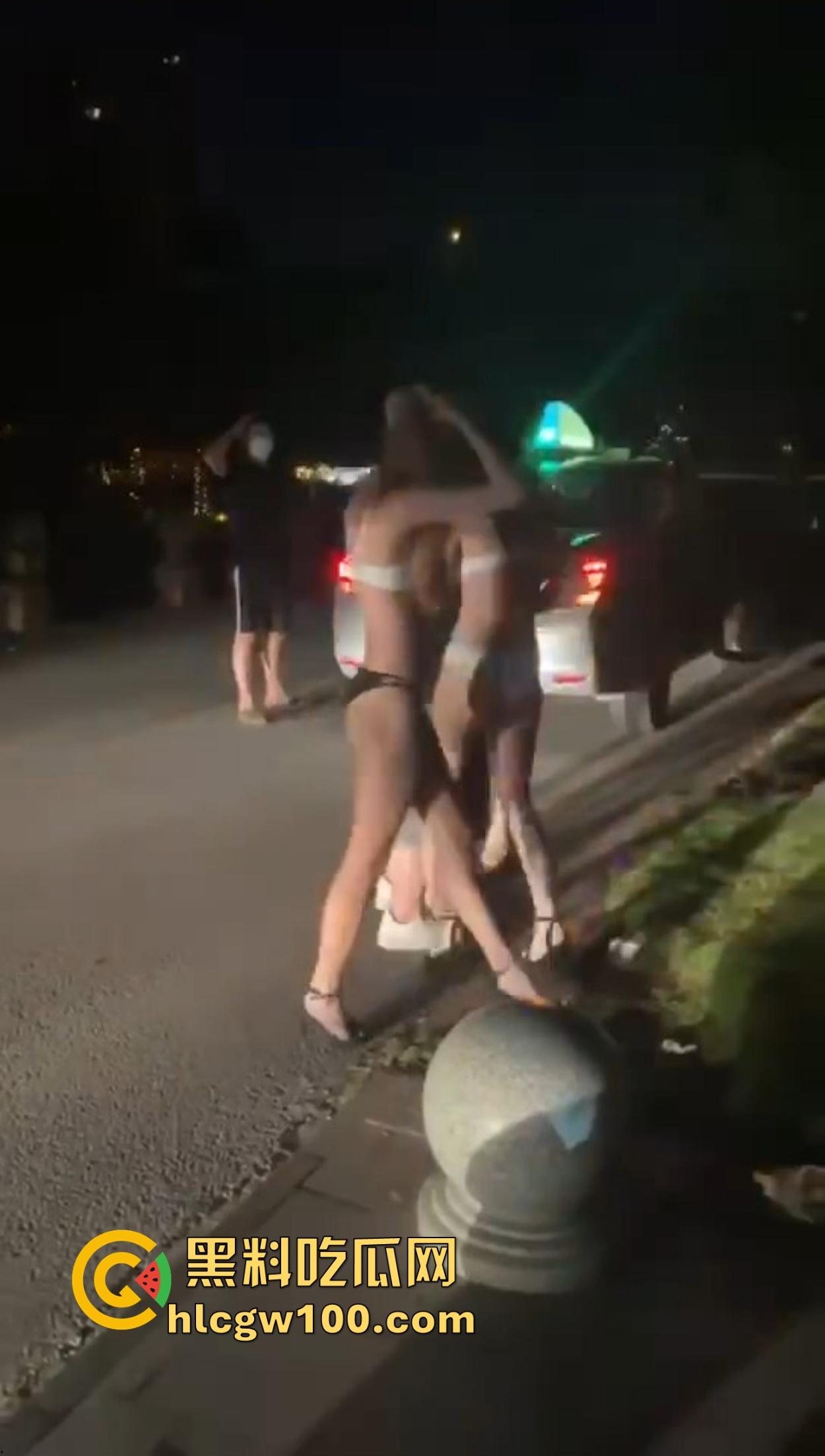 三亚外围妹子开打，穿着蕾丝内衣内裤当街抢顾客，清凉打斗辣眼睛，围观男顾客只敢默默看戏！-9