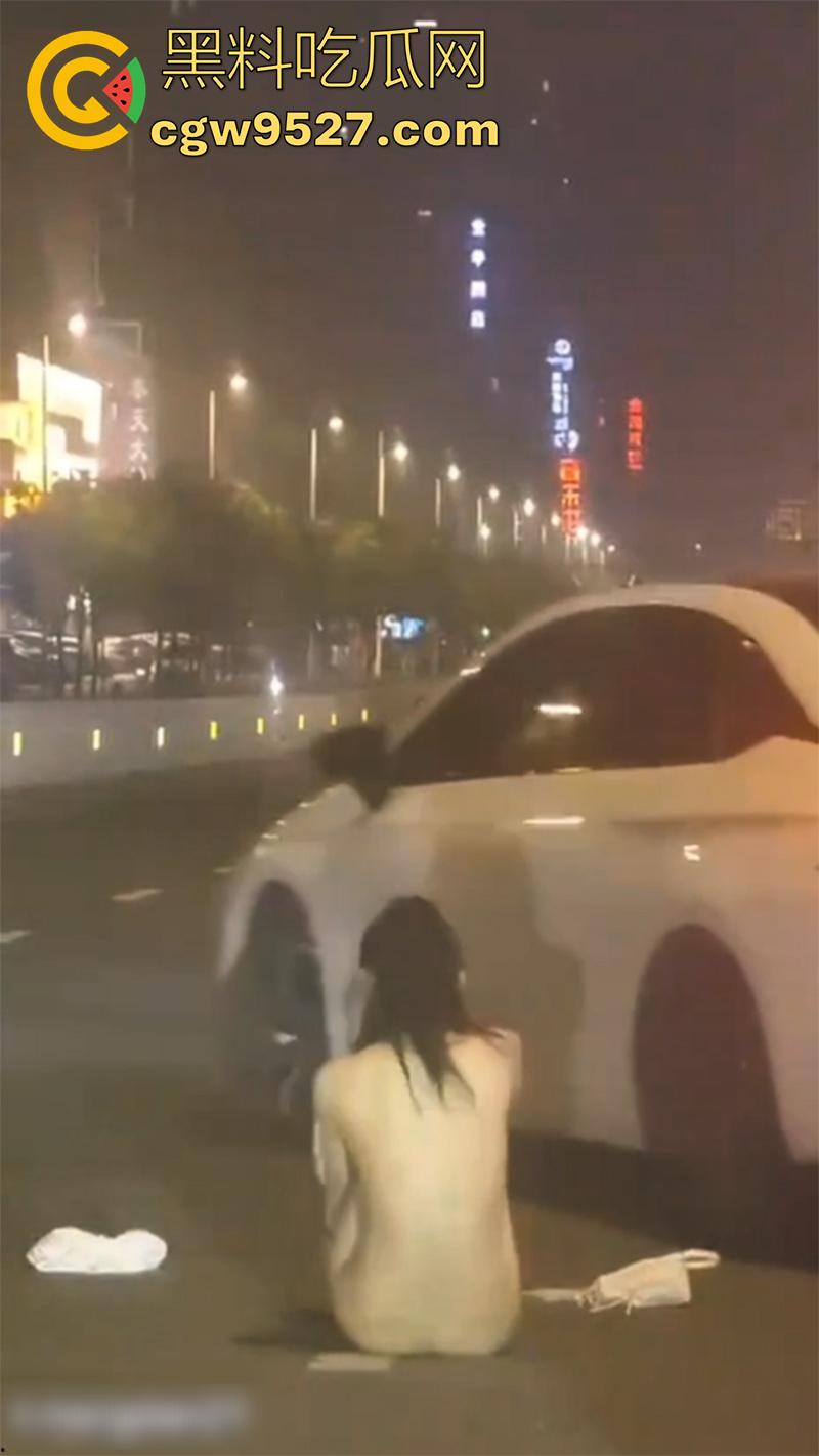 街头同性情侣骂战，小个矮T竟有个长腿女友，两人吵架当街脱衣，不得不说这身材真赞啊！-8