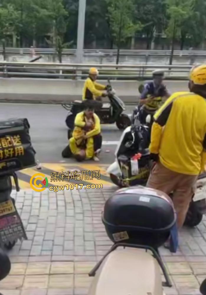 贵阳医院门口外卖小哥抢单血战，互殴拳脚头盔砸成稀碎，交警一人拦不住还得叫援兵，本是同根生相煎何太急呢！-6