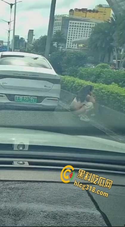 广西南宁街边桂A23678,车上女子下车蹲在马路上,脱掉连衣裙就开始拉!-5