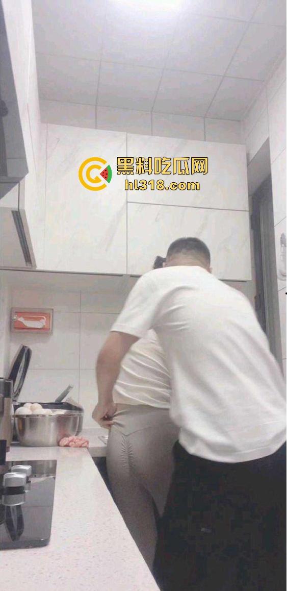 海角乱伦，趁大哥不在家硬上刚健完身的嫂子，厨房无套后入，激情打桩，无毛白虎太极品了!-6