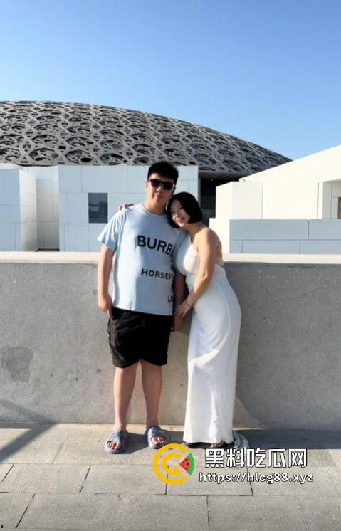 抖音百万粉贱婊【兔兔1104】反差少妇不雅视频满天飞，绝美骚逼勾魂操人，装你妈的清纯啊！-7