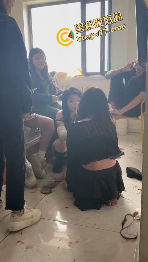 抖音婊【王幼宁】带精神姐妹团持刀狂殴女同学，边打边笑像疯狗，青楼绿茶本性曝光！-13