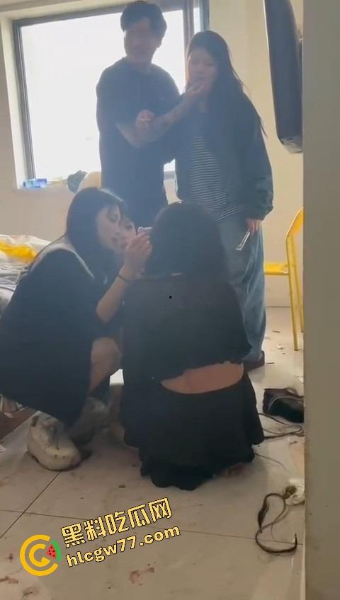 抖音婊【王幼宁】带精神姐妹团持刀狂殴女同学，边打边笑像疯狗，青楼绿茶本性曝光！-16