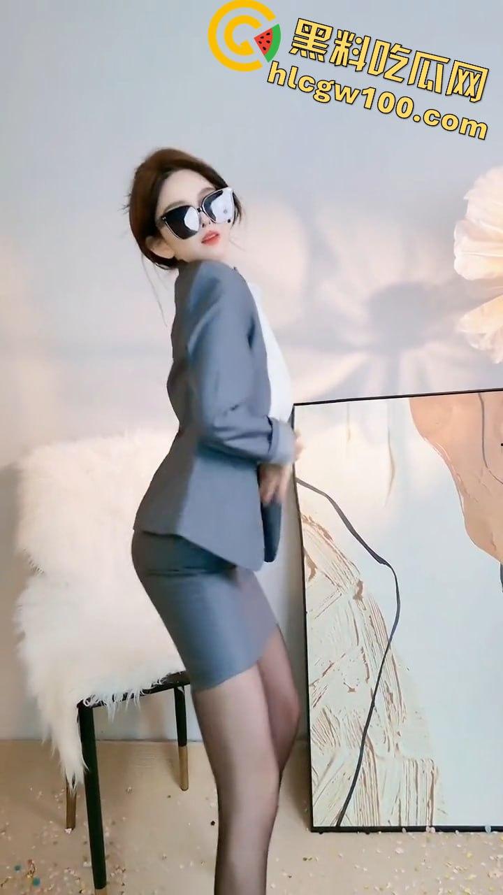 抖音反差婊【知洲】，榜一大哥定制骚舞，蕾丝丁字渔网袜，丰乳肥臀大骚逼-3