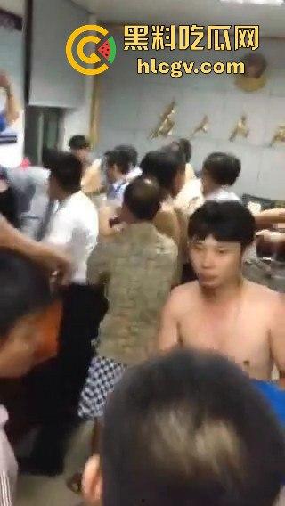 广东汕头小女孩遭两男子残忍强奸杀害,抛尸公厕水池,愤怒村民冲入派出所集体围殴牲口畜生变态凶手!-14