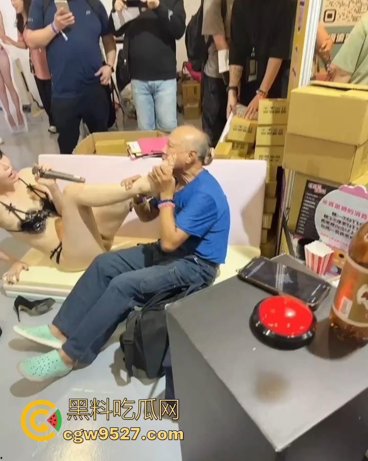 全世界最巅峰的成人展！巨乳肥臀的女神各种骚拍，和观众热情互动舔逼，为你双眼打开见识圈！-2