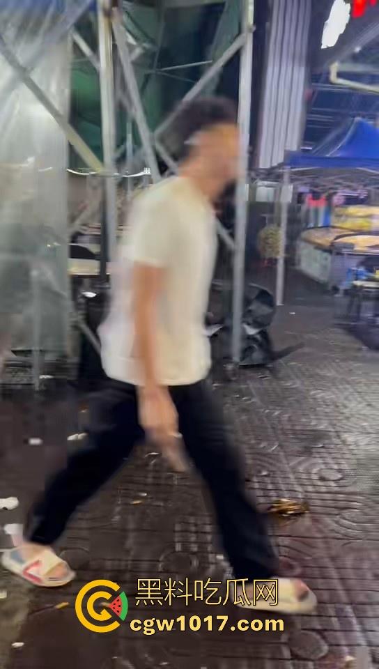 集美开团！温柔姐妹花板凳大战短裤小哥，看出来是真的急了，保安拦都拦不住，上去就是干，姐妹有事是真上！-6