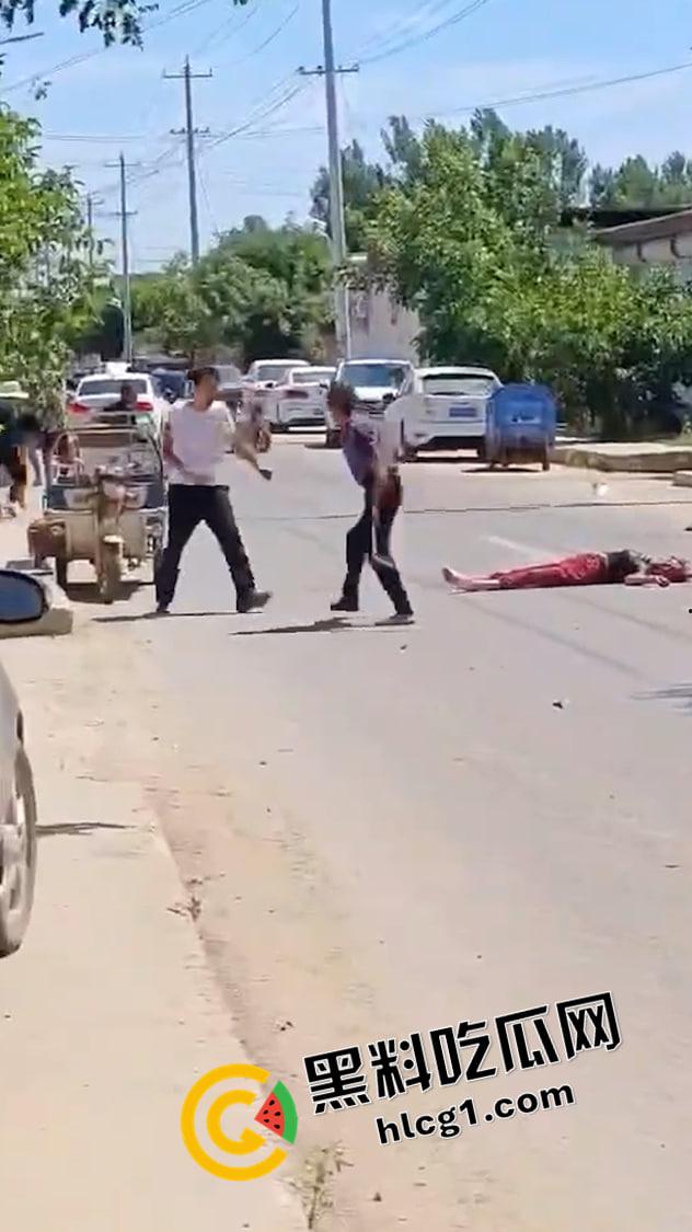 保定曲阳县打架斗殴 打到最后拿刀砍人 三人命丧当场 一地尸体 现场视频流出-1