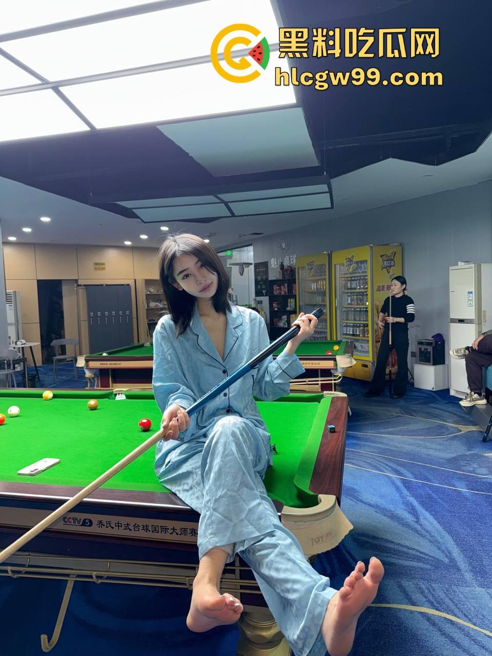 台球厅陪玩睡衣派对大哥充卡秒带走，车里睡衣一脱直接验货开干，车是真的稳，这发黑8果然是一发入魂！-4