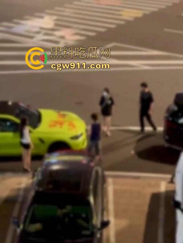 疑是宝马最新配色涂装？福清宝马渣男脚踏多船被发现，多名女友上门给其车改装，还别说这配色还行！-5