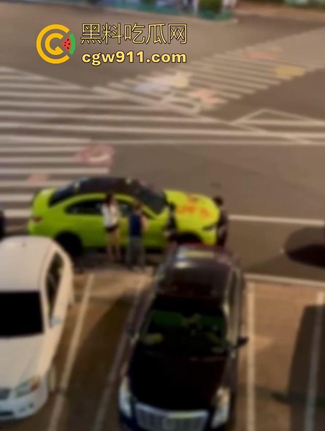 疑是宝马最新配色涂装？福清宝马渣男脚踏多船被发现，多名女友上门给其车改装，还别说这配色还行！-6