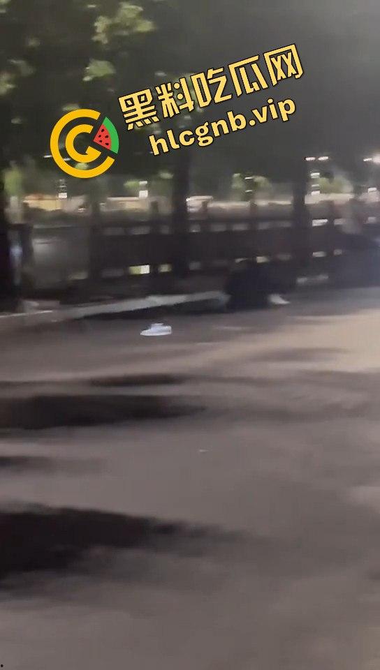 广西两精神小伙为爱街头打架，鞋子都飞了！旁边还有人敲锣打鼓助威！-2