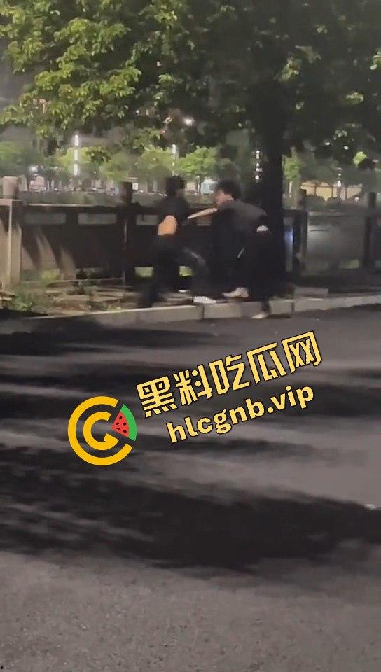 广西两精神小伙为爱街头打架，鞋子都飞了！旁边还有人敲锣打鼓助威！-8