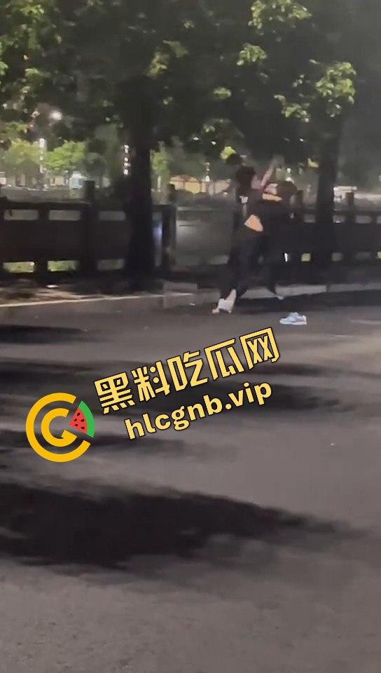 广西两精神小伙为爱街头打架，鞋子都飞了！旁边还有人敲锣打鼓助威！-9