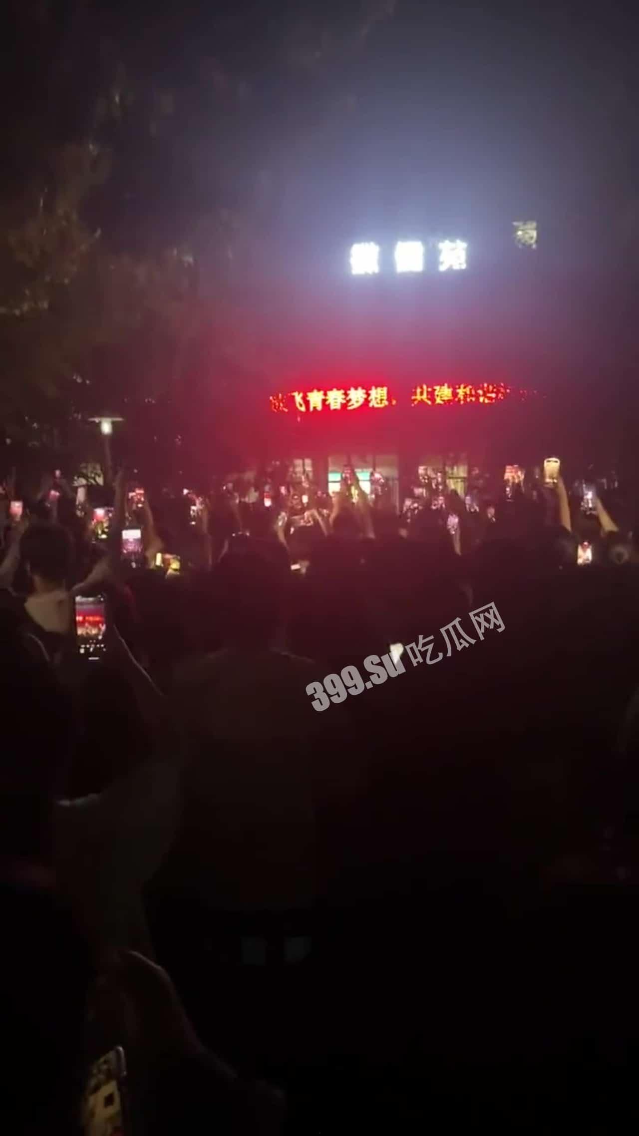 网传 安徽财贸职业学院 一海王同时谈8个女友被抓包 现场堪比演唱会🤣-4