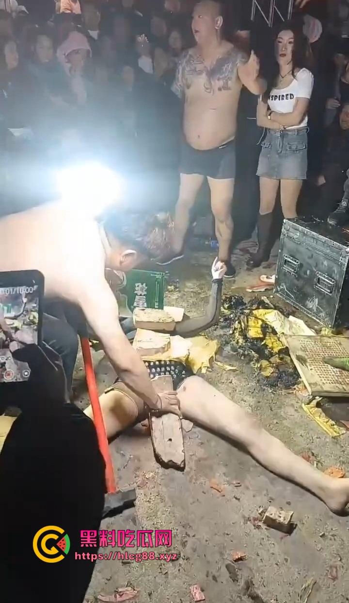 安徽马鞍山丧事变蹦迪？白事喇叭班低俗表演，现场胸口小奶碎大石，脖子顶钢筋这送走的是人还是在送欢乐？-7