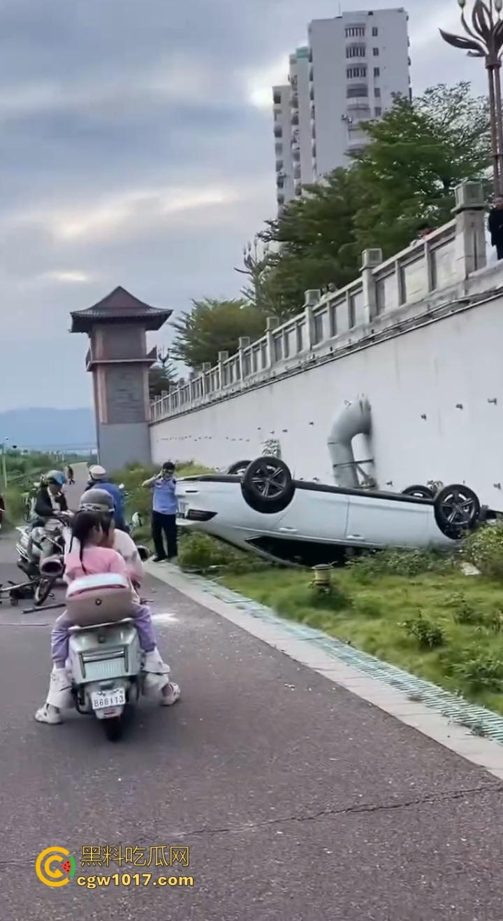 广东肇庆端州江滨堤，长发男司机疲劳驾驶，导致车辆失控开下堤坝，车辆翻滚险些酿成惨剧 ！-4