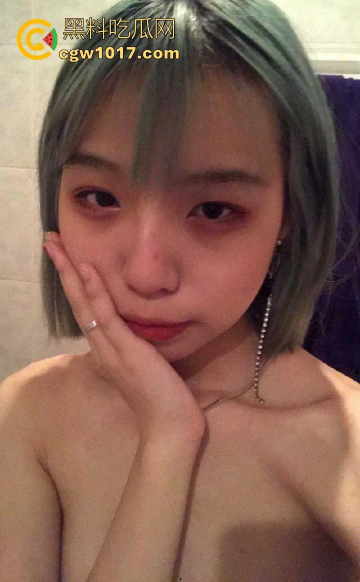 网聊三个月终于拿下绿毛地雷妹， 美乳圆润表情娇羞，纤细身姿被疯狂蹂躏，诱惑到让人春心荡漾欲火焚身！-1