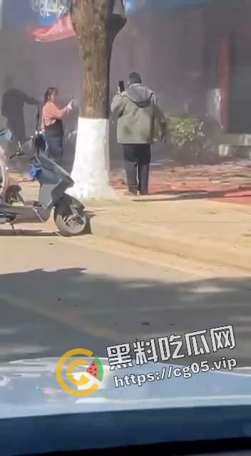 缅甸炮弹再次过境 落在南伞江城家园 造成建筑物损伤以及至少死伤1人 现场画面曝光-5