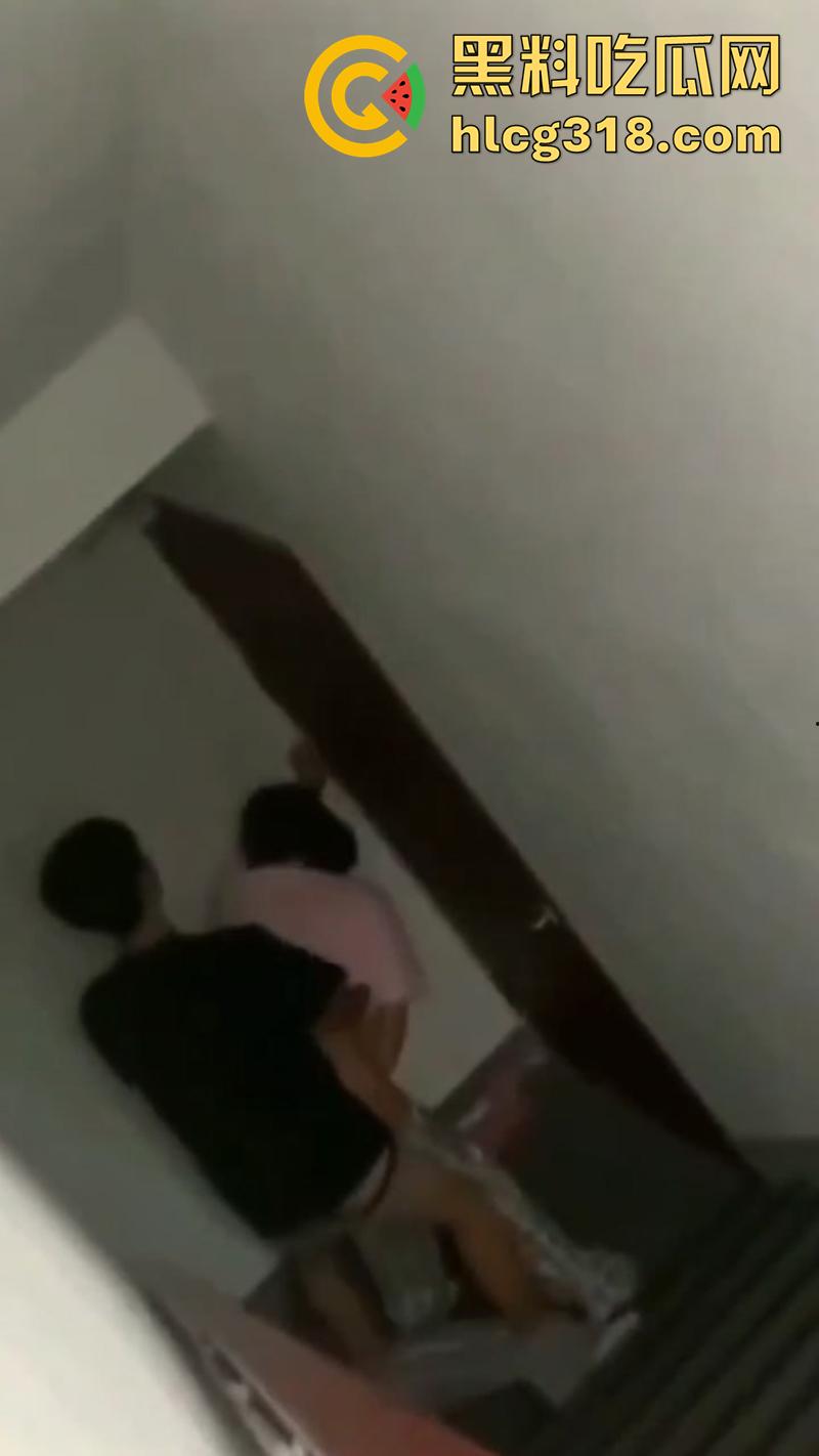 图书馆偷情兄弟女友，兄弟还在楼下看书，俩人偷偷到员工走廊，传出阵阵淫叫声，玩的太大胆了！-5