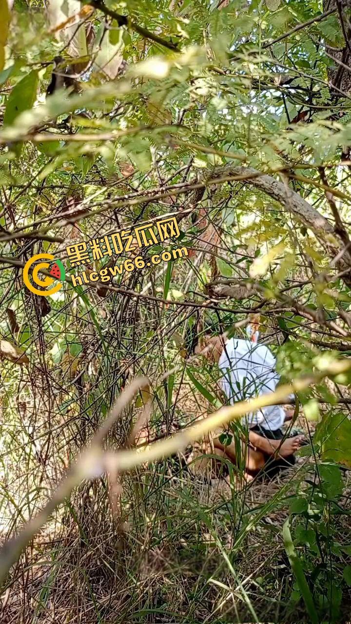 夏天的第一炮，小情侣树林野战开操果园大哥路过拍下全程，屁股抬得比桃子高，万物复苏逼也骚！-9