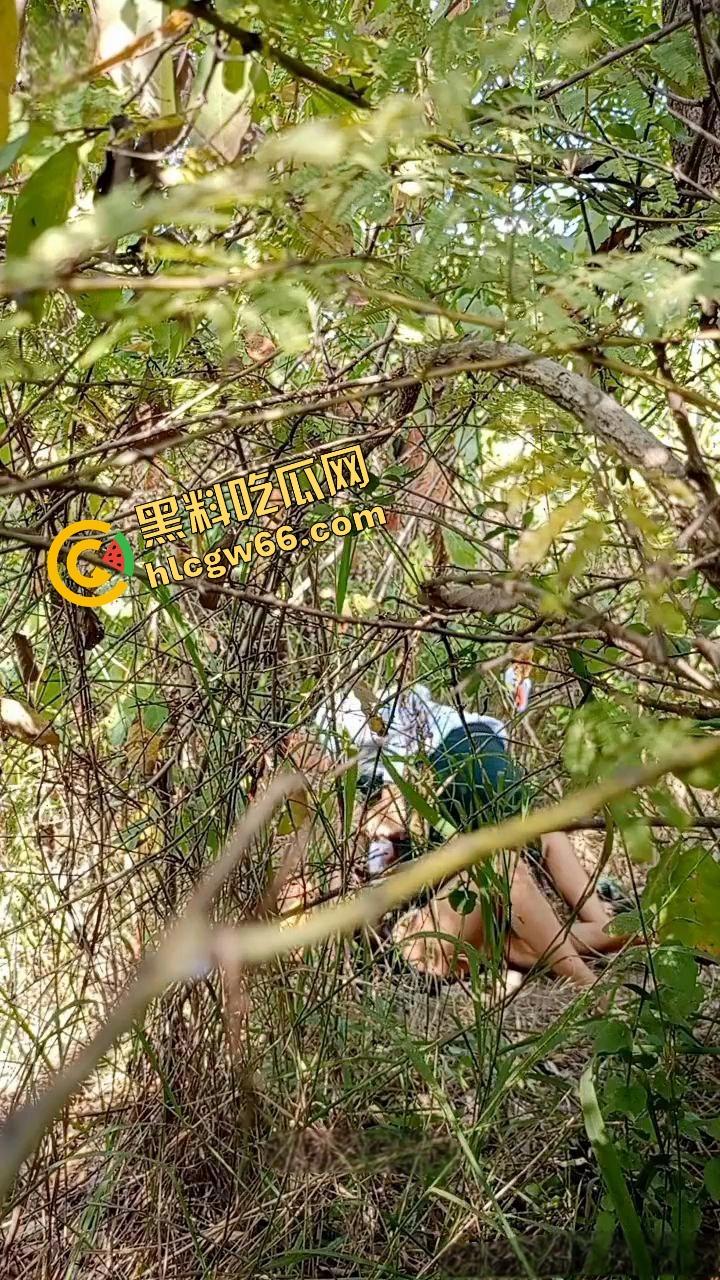 夏天的第一炮，小情侣树林野战开操果园大哥路过拍下全程，屁股抬得比桃子高，万物复苏逼也骚！-10