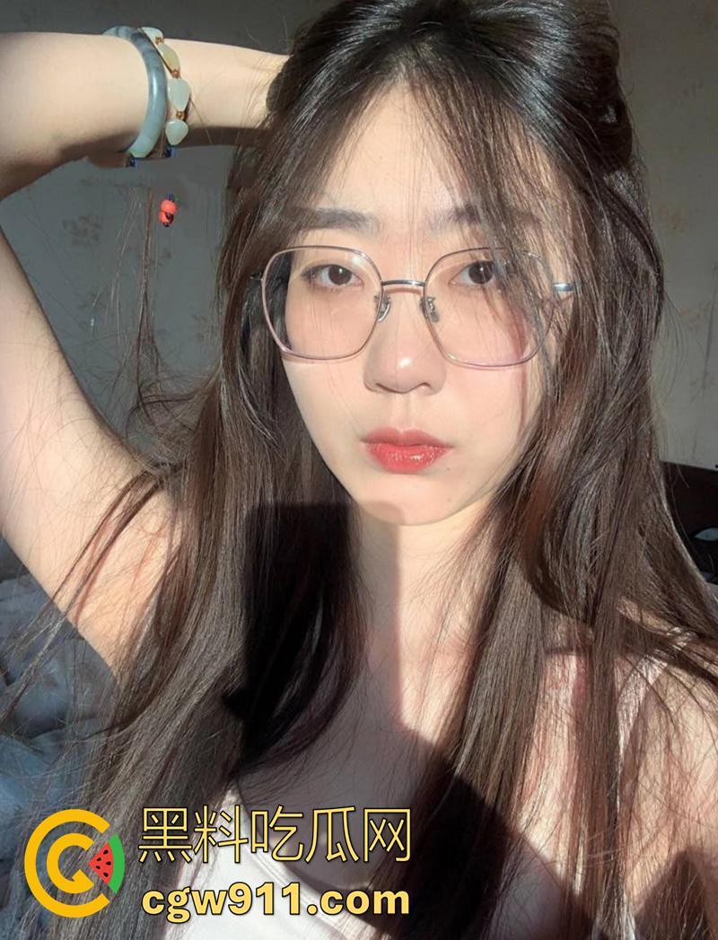 眼镜骚逼课外辅导语文老师【小苏】，身材极品翘臀诱人，一边教课一边解决性需求，这么学习早上清北了！-2