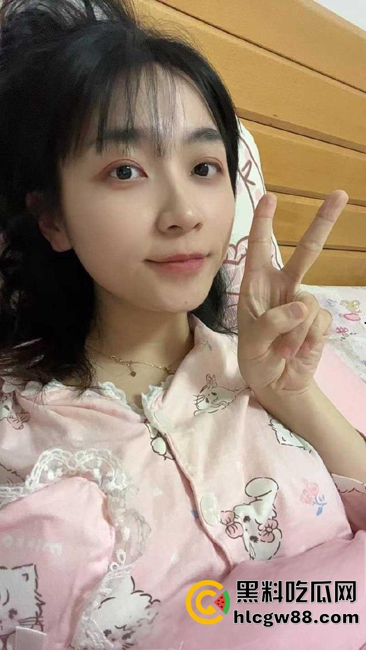 山东泰山少妇【杨薇娜】裸聊视频流出,自慰扣穴画面辣眼,高冷外表藏欲求不满,反差母狗直接撸爆!-1