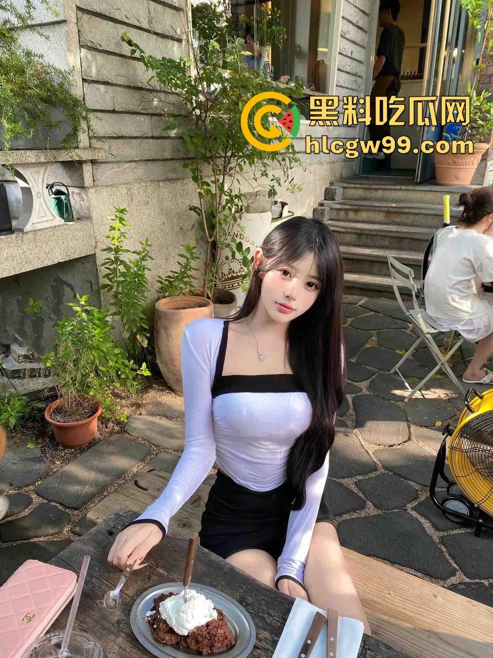 上海宏瑞基商场奈雪门口上演野战教学，小情侣裤子脱一点直接坐上去猛摇，摇摆姿势辣眼睛，刺激拉满！-4