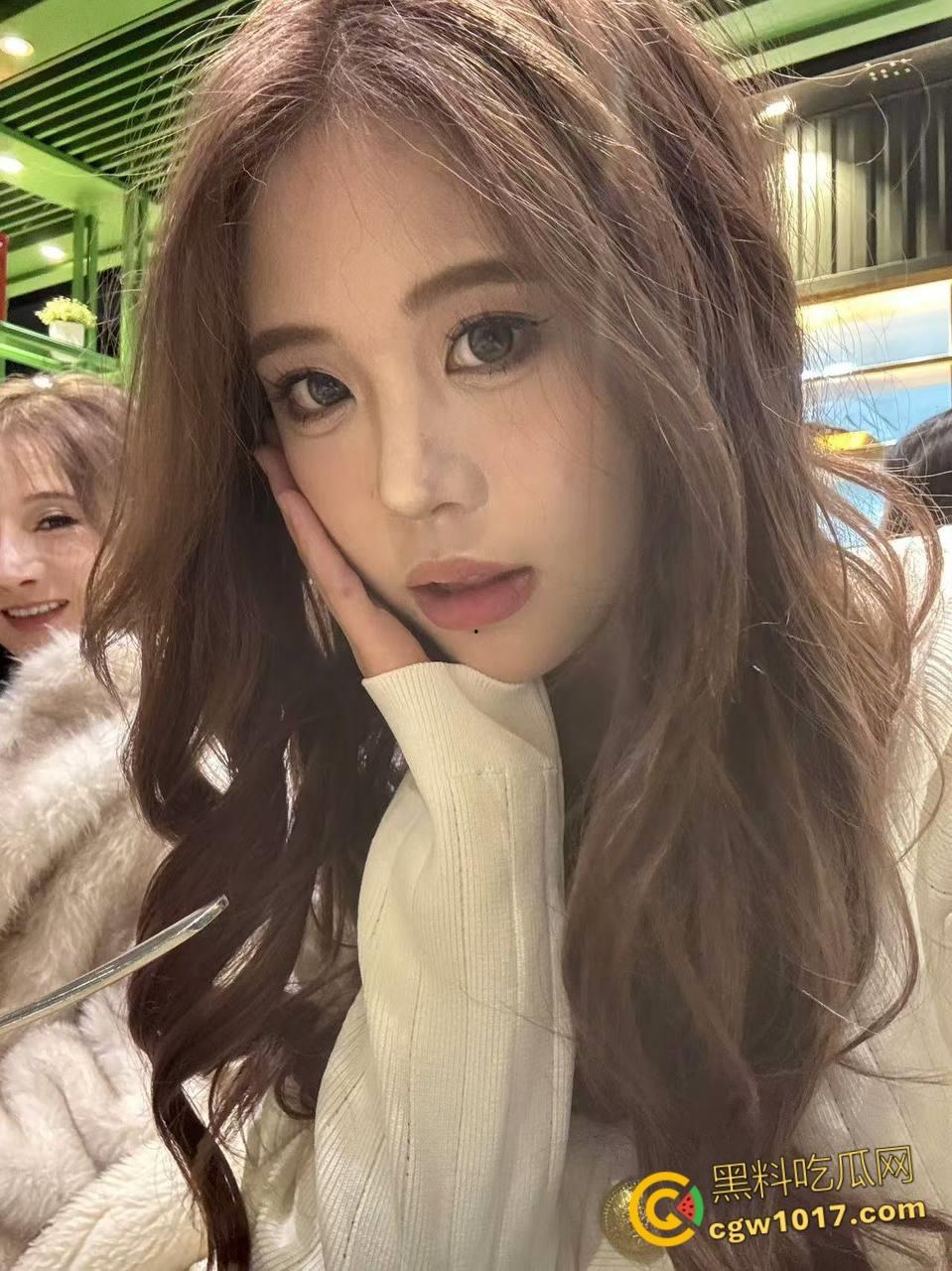 清纯小美女【沈佳惠】蕾丝制服，完美颜值肤白如雪，床上骚浪口交肉棒，女上骑乘翘臀摇曳，无套狂插精液射嘴！-1