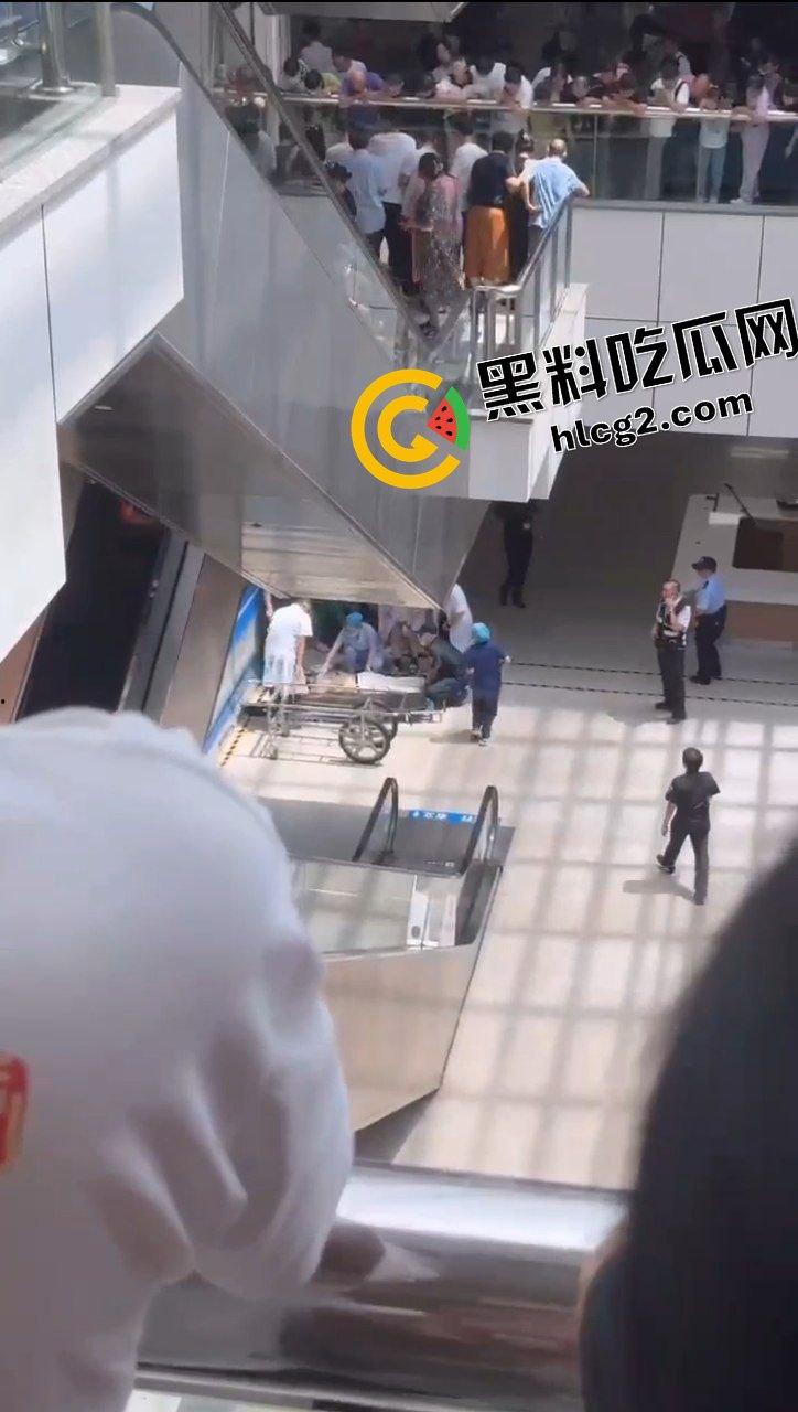 温州杀医案！完整始末！医生李晟被报复的患者家属认错人误砍伤  路人多角度拍摄完整过程！行凶者负罪跳楼自杀！-11