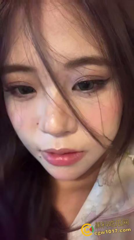 清纯小美女【沈佳惠】蕾丝制服，完美颜值肤白如雪，床上骚浪口交肉棒，女上骑乘翘臀摇曳，无套狂插精液射嘴！-2