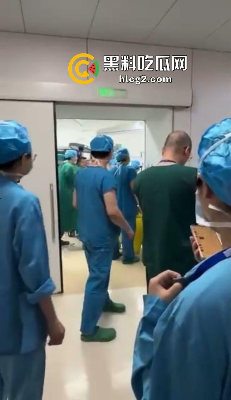 温州杀医案！完整始末！医生李晟被报复的患者家属认错人误砍伤  路人多角度拍摄完整过程！行凶者负罪跳楼自杀！-13