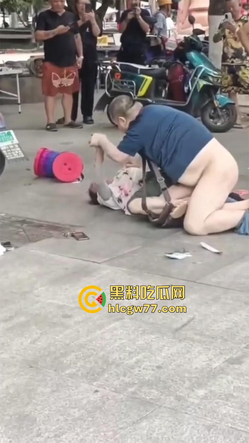 广场舞大爷耍流氓 背着老伴操大娘 气得大娘当街撕逼 给大爷都扒光了-3