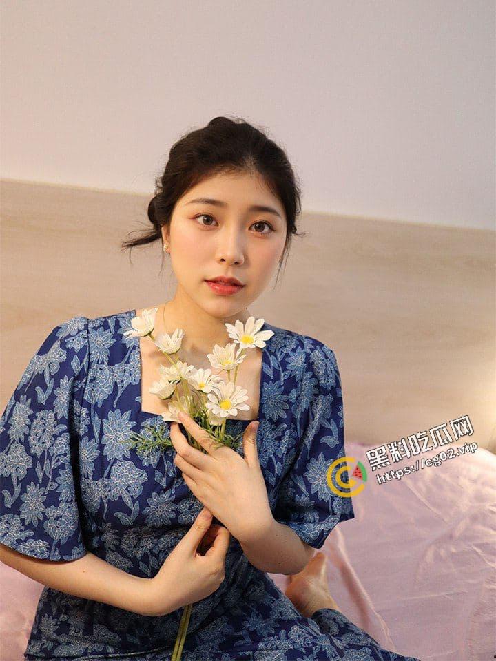 渣男曝光 反差极品女友 秦嘉倪  肥臀美鲍白虎 连体黑丝被男友抱腿猛操 长枪直入  眼镜母狗淫叫不断  这大肉屁股后入的视觉冲击-3