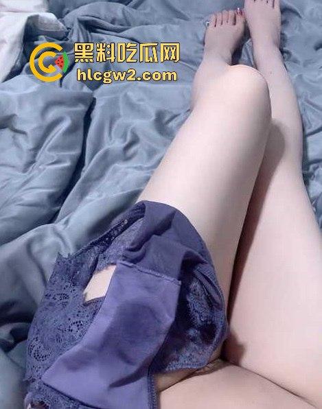 长沙医院医生『郝语彤』酒店开房被操到翻白眼！骚货医生玩3P，三个洞被猛操，叫声骚到让人腿软！-13