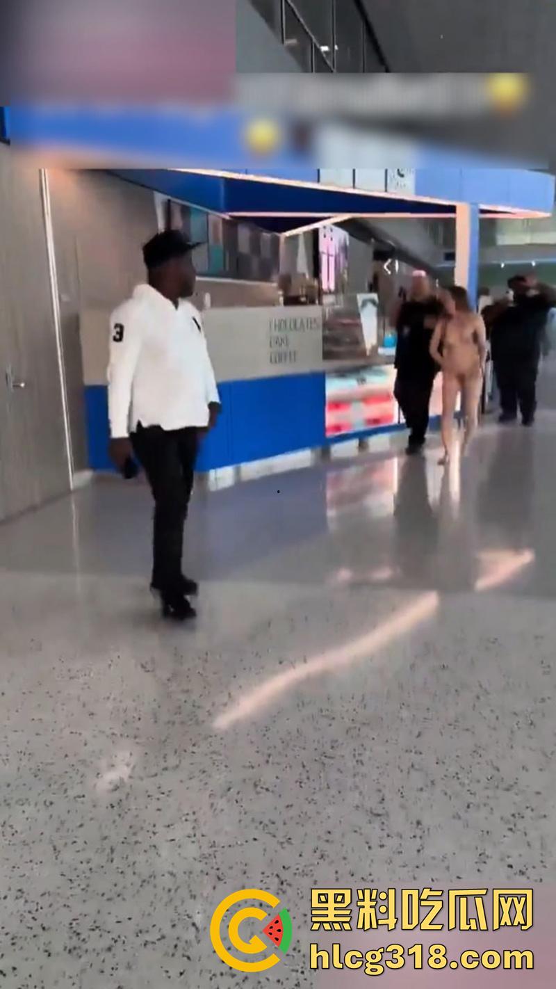 美国大奶美女自称维也纳女神，在德克萨塞州机场，当众全裸狂奔，保安拼命也拦不住，好像去拦一下啊！-8